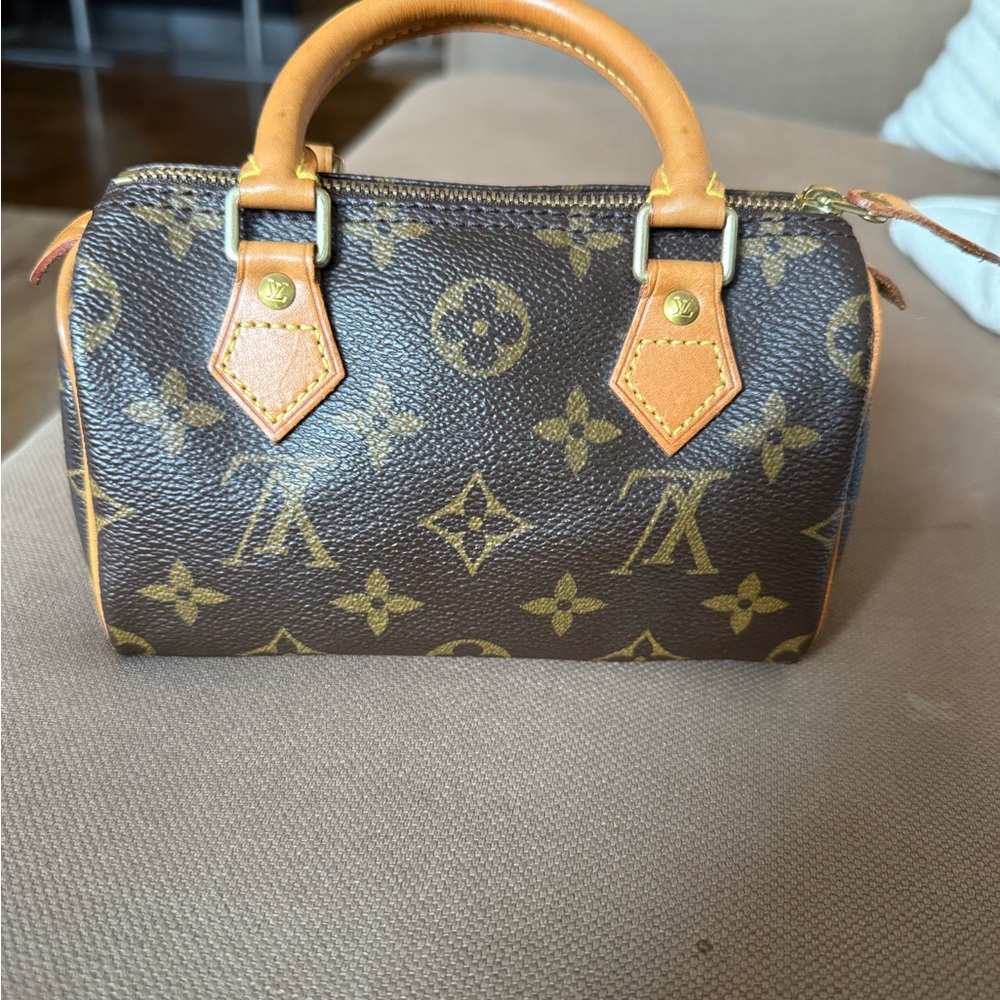 Louis Vuitton Mini Monogram Speedy Bag - Picture 4 of 9